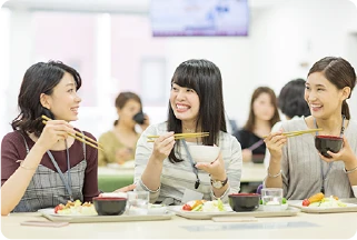 職員食堂で地元食材を使った栄養バランスの取れた食事